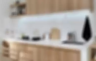 Pemilik rumah minimalis mengadopsi 5 trik simpel yang membuat interior desain dapur kecil terlihat lapang. Foto hasilnya sampai dipuji.