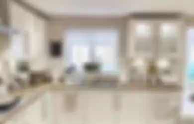 Usai dapat trik mujarab mengatur dapur kecil yang efektif mertua pemilik rumah minimalis tersenyum puas. Foto interiornya jadi lebih luas.