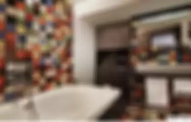 Dengan berani meniru dekorasi warna mencolok, pemilik rumah minimalis dapat foto interior kamar mandi mungil seperti begini.