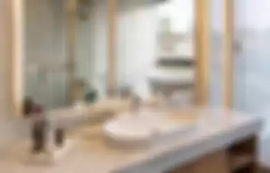 Begini cara sepele yang bikin kamar mandi mungil tetap bersih. Foto interiornya dijamin banjir likes. 