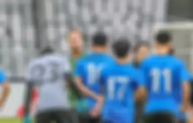 Pelatih timnas Thailand, Alexandre Polking (jersey hijau), sedang memberikan intruksi kepada para pemainnya saat menjalani sesi latihan di Stadion Gelora Bung Karno, Senayan, Jakarta, 28 Desember 2022.