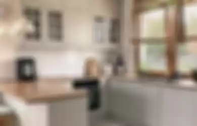 Foto interior desain dapur leter u ditiru, pemilik rumah minimalis bisa langsung merasakan 4 manfaatnya. 