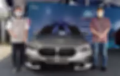 Penyerahan grand prize Eraversary 2022 berupa mobil BMW The 2, Kamis (29/12).