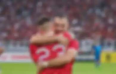 Bek naturalisasi timnas Indonesia, Jordi Amat (belakang), tampak sedang memeluk bahagia rekannya bernama Marc Klok yang mampu mencetak gol dalam laga Piala AFF 2022 di Stadion Utama Gelora Bung Karno, Senayan, Jakarta, 29 Desember 2022.