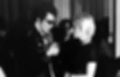 Sid Vicious  bersama Vivienne Westwood di pertunjukan Sex Pistols di akhir tahun 70-an