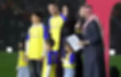Cristiano Ronaldo dan keluarga dalam acara perkenalan sebagai pemain Al Nassr di Mrsool Park, Riyadh (3/1/2023).