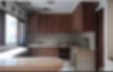 Foto kondisi dapur rumah Ibu Eny yang masih menyisakan tampilan mewah setelah dibersihkan.