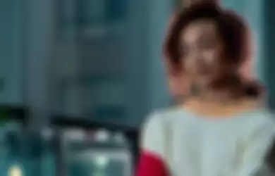 Tati Gabrielle as Hannah Kim in episode “White” of Kaleidoscope. Cr. Clifton Prescod/Netflix © 2022