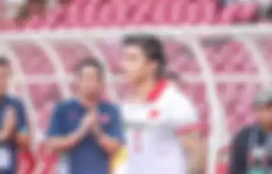 Bek sayap kiri timnas Vietnam, Doan Van Hau, sedang memasuki lapangan jelang berlaga pada leg pertama semifinal Piala AFF 2022 di Stadion Gelora Bung Karno, Senayan, Jakarta, 6 Desember 2023.