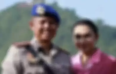 Yulius Bambang Karyanto, polisi berpangkat Kombes diciduk karena narkoba, berpose dengan istri tercinta.