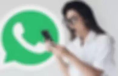 Ilustrasi wanita kaget dengan cara menyembunyikan status online di WhatsApp.