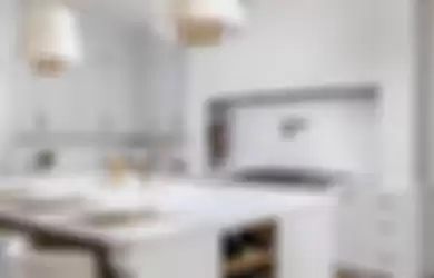 Selain tampak lebih besar, dapur yang memakai warna putih menjadi lebih terang.