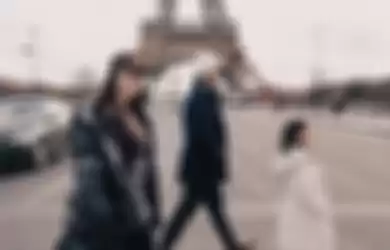 Gisellla Anastasia, Gading Marten dan Gempita Nora Marten saat melintasi jalan dekat Menara Eiffel, Paris, Prancis.