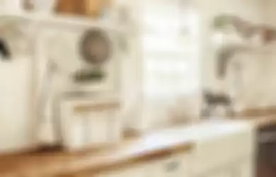 Agar desain dapur kecil hadir dengan tampilan berbeda, pemilik rumah minimalis bisa bernain kombinasi warna cat.