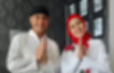 Venna Melinda dan Ferry Irawan saat Grid.ID jumpai usai melaksanakan salat Idul Fitri 2022 di kawasan Kemang, Jakarta Selatan, Senin (2/5/2022)