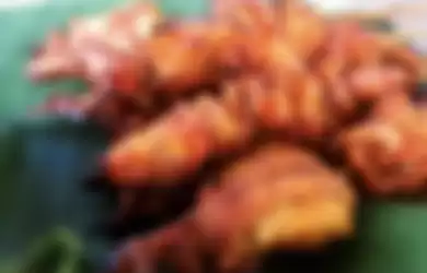Sate Ayam Pak Dji Pati punya cita rasa berbeda dengan sate ayam lain. Ciri khasnyam bumbu dan varian satenya.