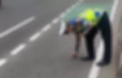Aksi polisi pungut ranjau paku di jalan