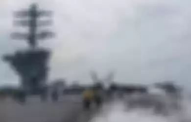 F/A-18F Super Hornet hendak lepas landas dari geladak USS Nimitz