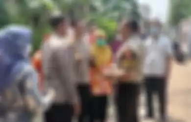 Polisi menyimpan foto penyewa rumah kontrakan yang menjadi TKP kasus keracunan di Bekasi.