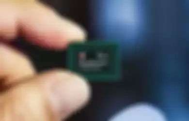 Ilustrasi memegan chipset Qualcomm Snapdragon 8cx Gen 4