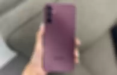 Samsung Galaxy A14 5G berwarna dark red.