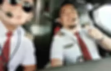Pilot Lion Air Banga Luhur Insani saat mengawaki pesawat bersama rekannya. 
