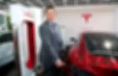 CEO Tesla, Elon Musk sedang mengisi daya mobil listrik Tesla