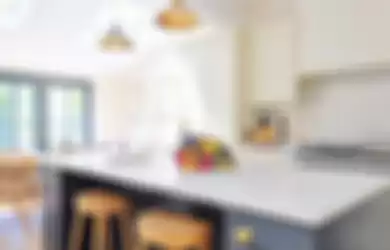 Penggunaan warna terang membuat foto desain ruang memasak ukuran kecil tampak lebih lega.