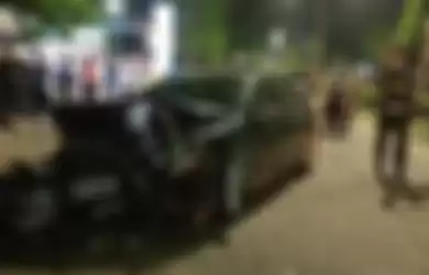 Mobil dinas DPRD Jambi menabrak tiang reklame, di dalamnya ada sepasang muda-mudi tanpa busana habis digerebek warga.
