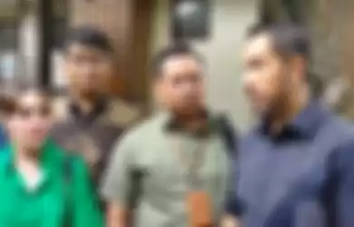 Adik Ferry Irawan bersama kuasa hukum Sunan Kalijaga.