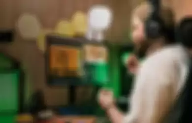 Ilustrasi pengguna menggunakan headset gaming Audio-Technica yang menggunakan mic untuk streaming.