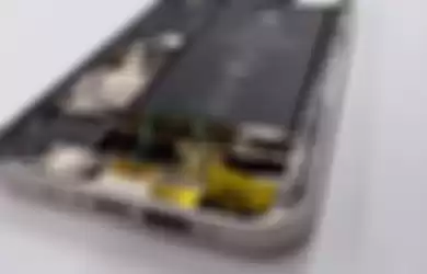 Tampilan iPhone 12 mini saat proses penyambungan komponen hingga memiliki port lightning dan USB-C. 