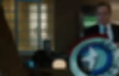 Adegan Agent Coulson memegang perisai Captain America 