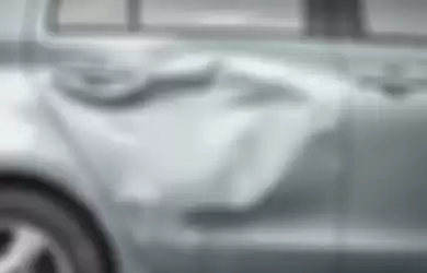 Bodi samping mobil penyok setelah alami insiden (ilustrasi)