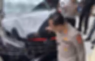 Mobil Fortuner hitam yang digunakan Giorgio Ramadhan menabrak Honda Brio di Senopati.