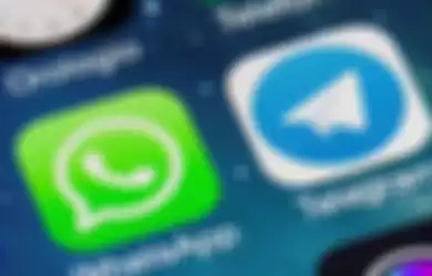 Ilustreasi logo WhatsApp dan Telegram di smartphone