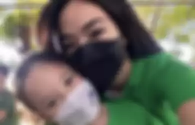 Foto Gisel bersama anak semata wayangnya, Gempi. Dia dihantam dua kabar janggal.