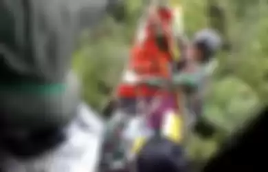 Potret evakuasi Kapolda Jambi yang dibantu tim TNI AU dengan helikopter Super Puma.
