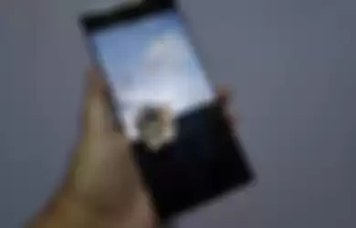 Cara edit video di Samsung Galaxy S23 Ultra tanpa aplikasi, bisa nambah stiker dan bagikan ke sosmed.