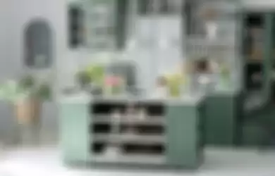 Warna sage green kitchen set membuat foto desain dapur sempit tampak lebih cantik.