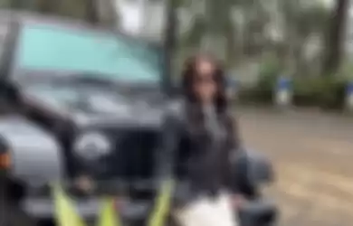 Istri Rafael Alun Trisambodo berpose di depan Jeep Rubicon yang dipakai Mario Dandy menemui David.