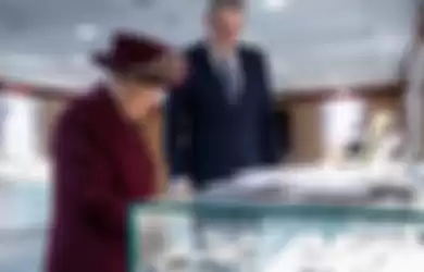 Ratu Elizabeth II Inggris kala mengunjungi markas MI5