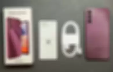 Isi kotak dari Samsung Galaxy A14 5G, minus charger 15W yang kabarnya akan diberikan secara terpisah