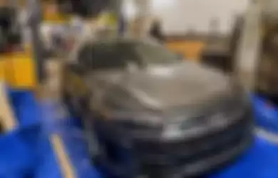 Percobaan reparasi mobil listrik Audi E-Tron GT yang mati karena terendam banjir.