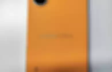 Tampilan Infinix Hot 30i varian Marigold (orange).
