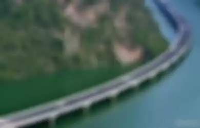 Viral Jembatan Jalan Raya di China yang Berada di Tengah-tengah Sungai