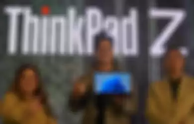 Hamish Daud memegang laptop terbaru dari Lenovo yaiotu ThinkPad Z13