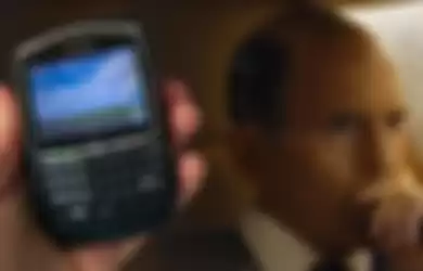 Ilustrasi hp BlackBerry dan aktor Glenn Howerton yang berperan di film 