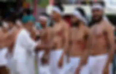 Tradisi Pukul Sapu, Cara Unik Masyarakat Maluku Tengah Menjaga Warisan Leluhur dengan Sapu Lidi