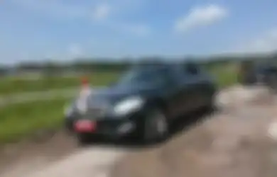 Jokowi Akhirnya Lintasi Jalan Rusak Di Lampung Yang Viral, Mobil Kepresidenan Pun Melaju Pelan